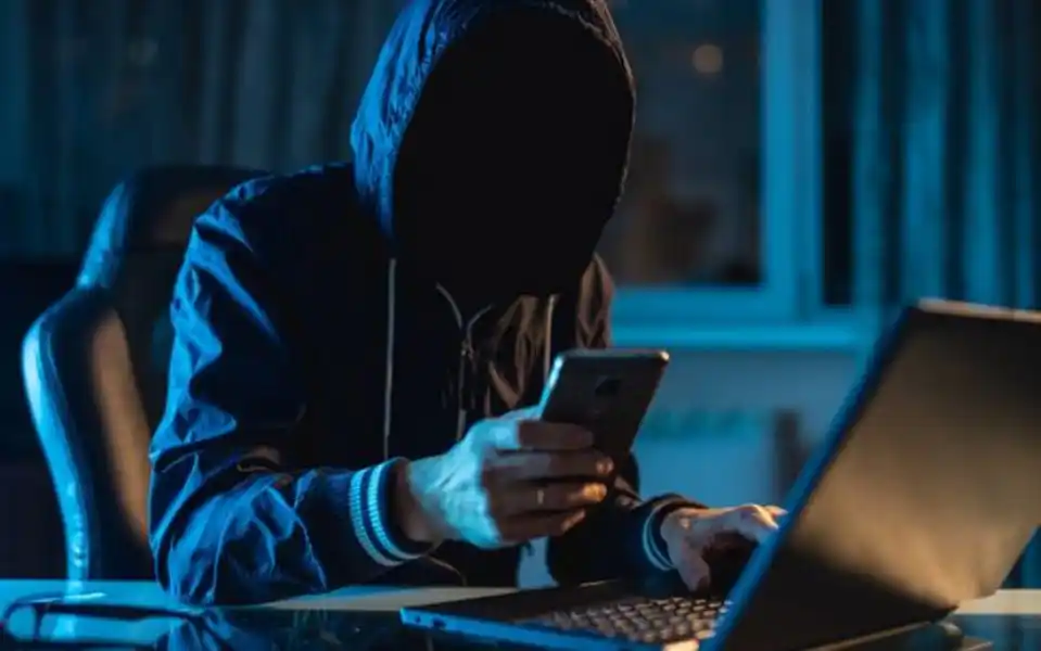 Engañó a una adolescente para que le envíe videos íntimos y los vendió por las redes sociales: fue condenado