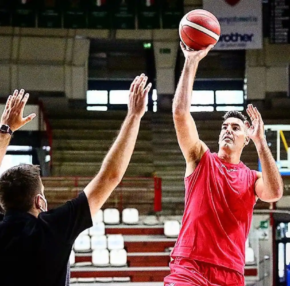 Scola fue presentado en Varese: "deseo poder llegar a jugar en Tokio"