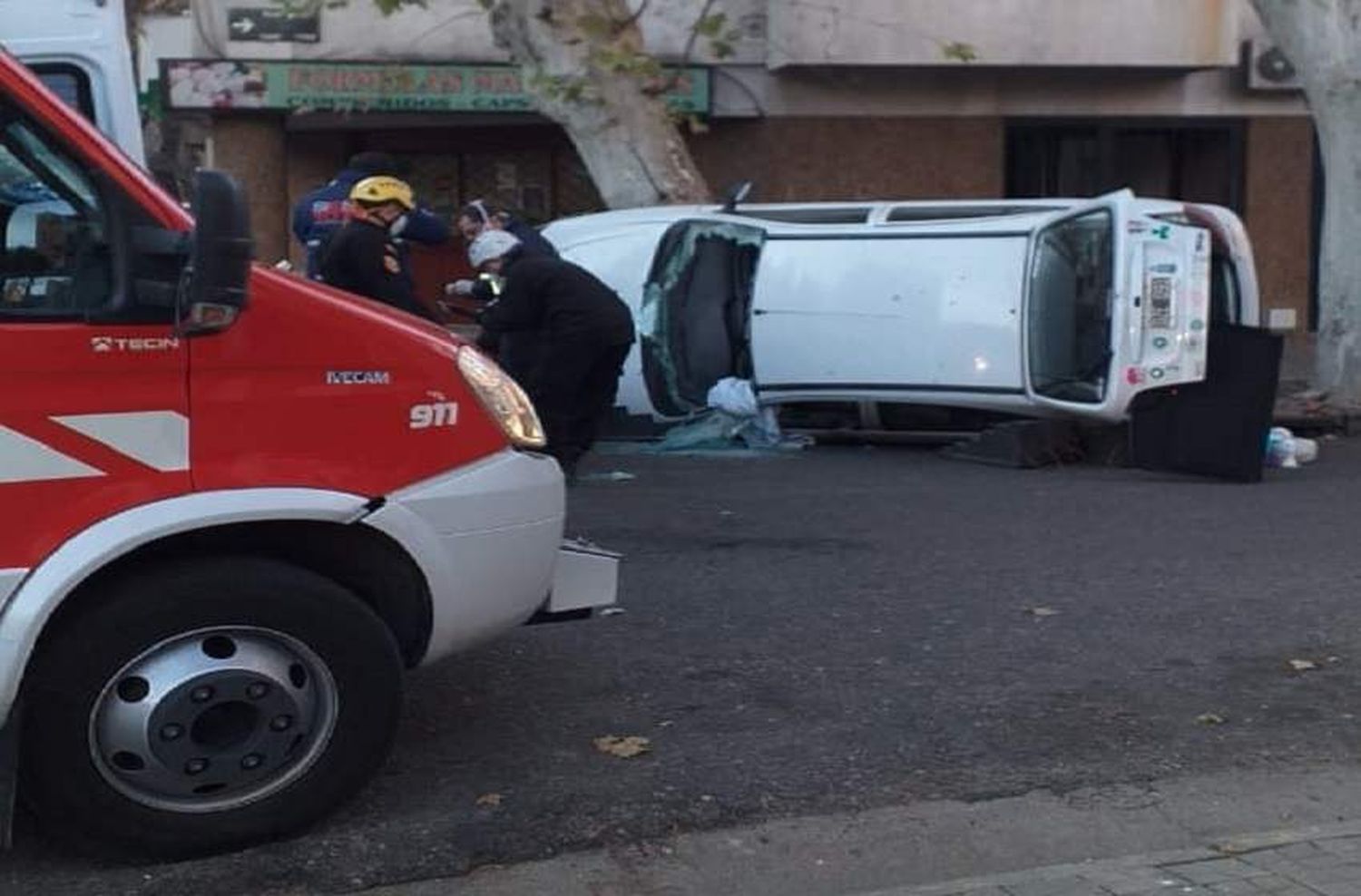 Choque y espectacular vuelco en Rodríguez y Montevideo: una mujer resultó herida