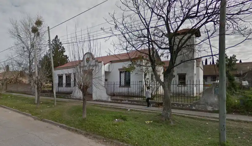 Un chico de 15 años esperó a otro a la salida de la escuela y lo apuñaló
