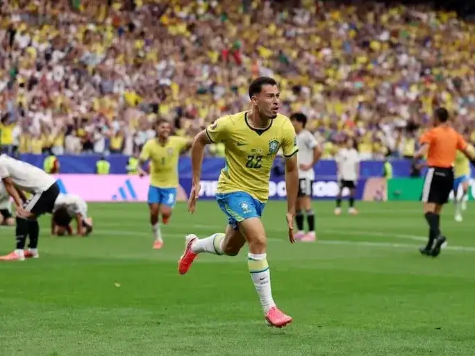 Martinelli controló dentro del área y definió con categoría al segundo palo para decretar el 2-1 definitivo sobre el final del encuentro.