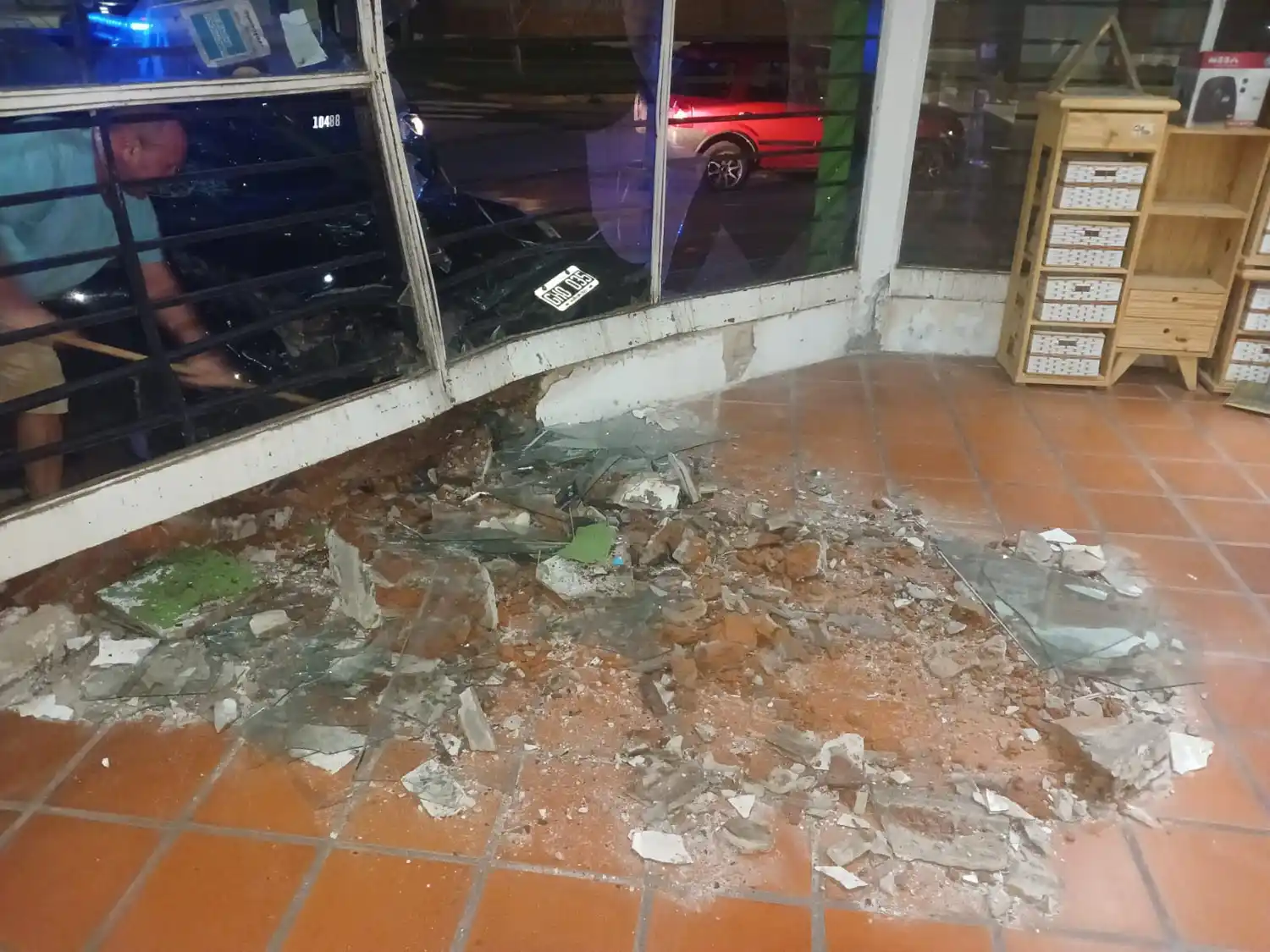 Un auto se incrustó en una mueblería en zona noroeste: tres personas heridas