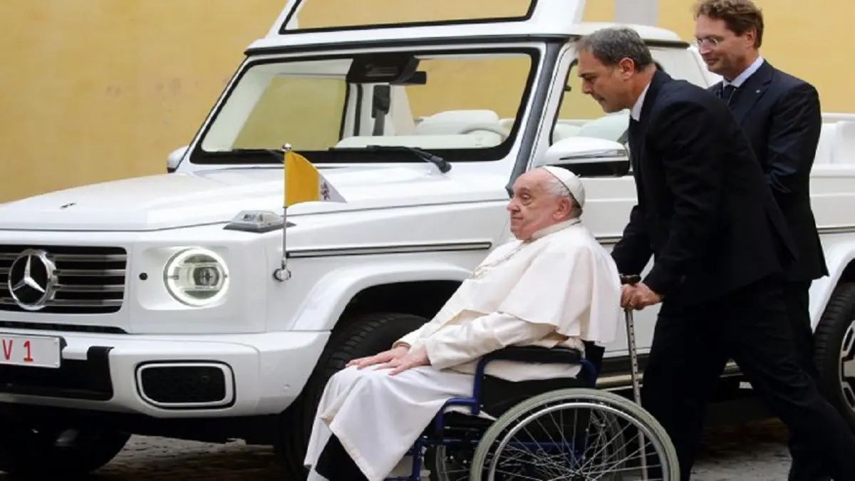 SU ÚLTIMA VOLUNTAD: Francisco ordenó que el papamóvil sea transformado en  unidad de salud y sea enviada a Gaza