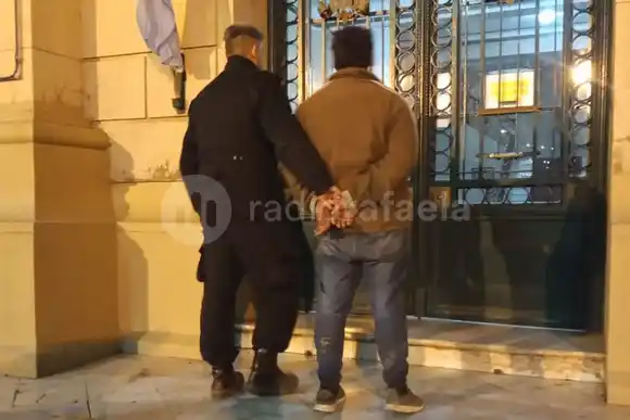 En estado de ebriedad, dañó la casa de una vecina y amenazó con prender fuego la vivienda