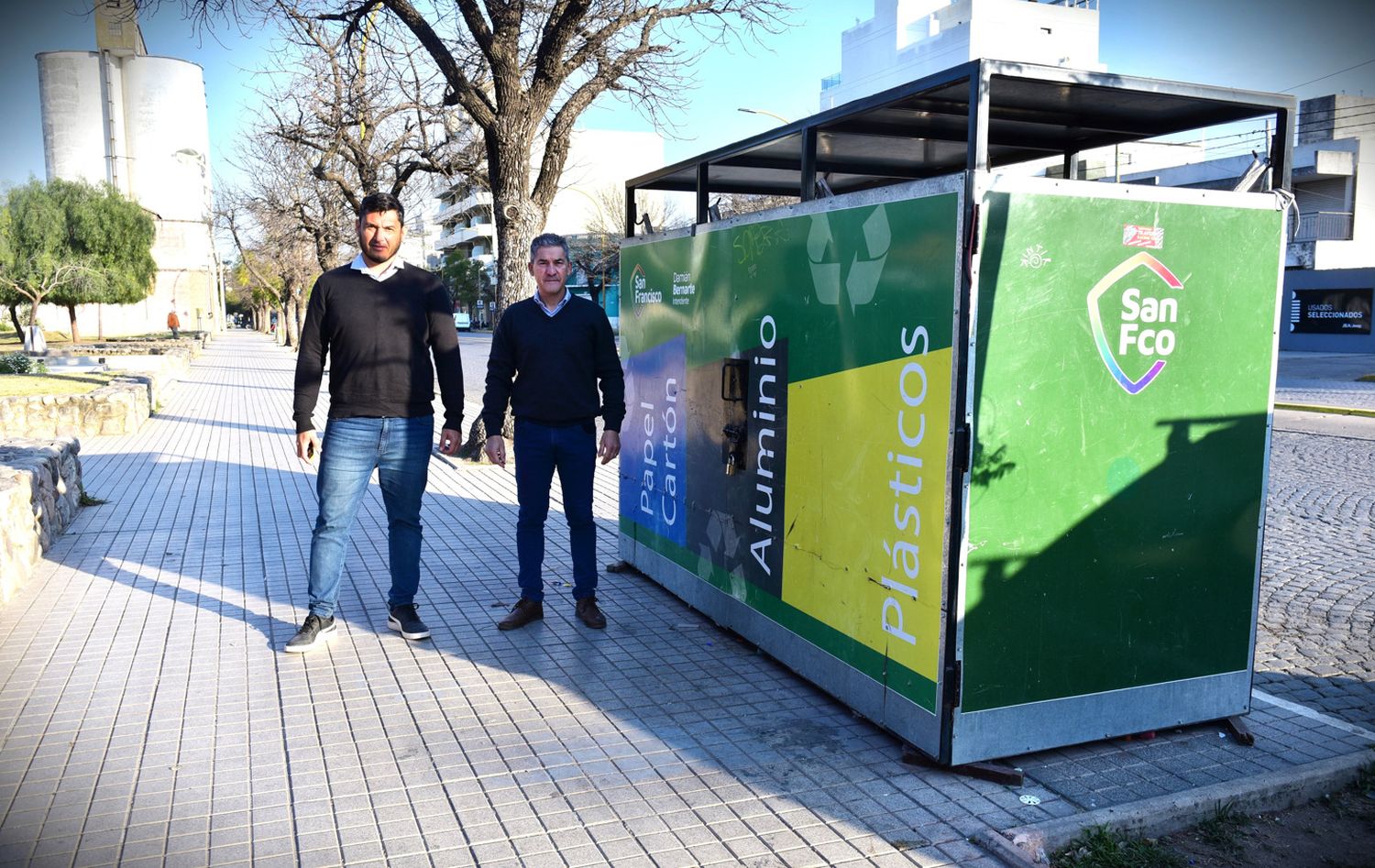 Muratore y Salvático frente a un Punto Verde.