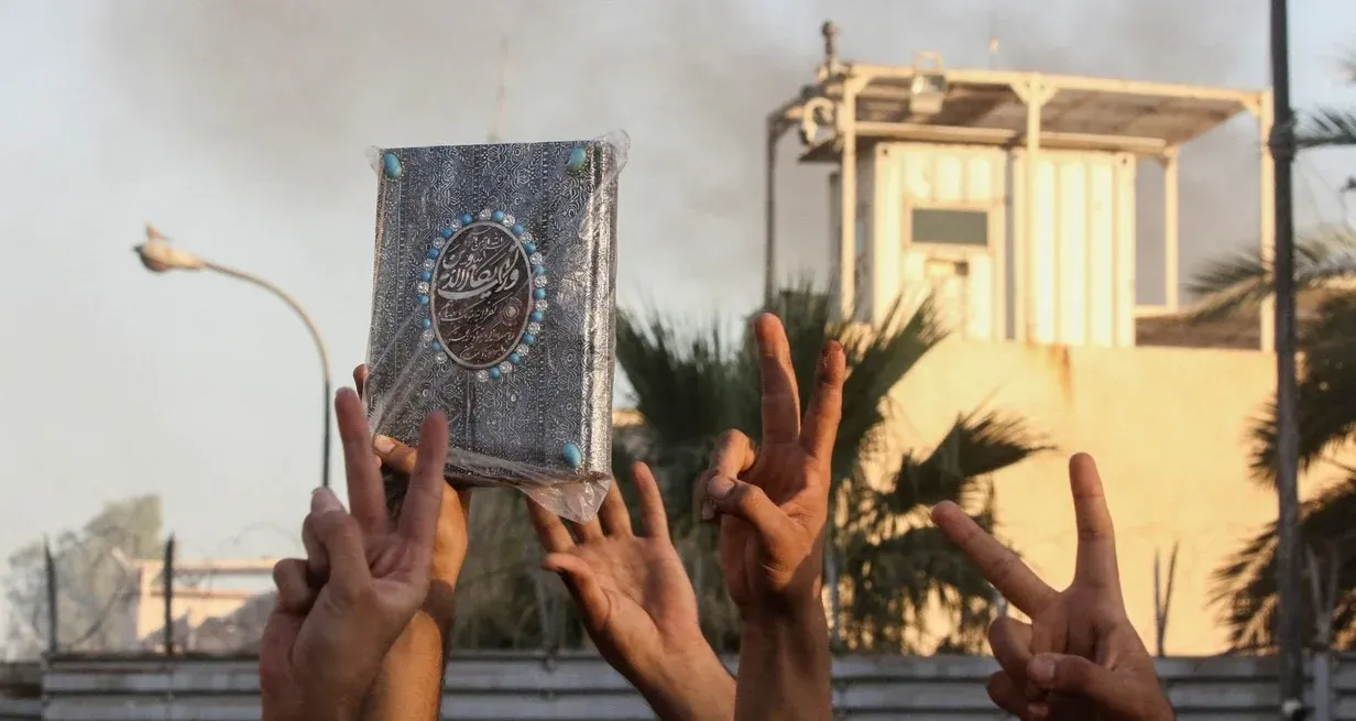 Irak: prendieron fuego la embajada de Suecia tras la quema de un Corán en el país escandinavo