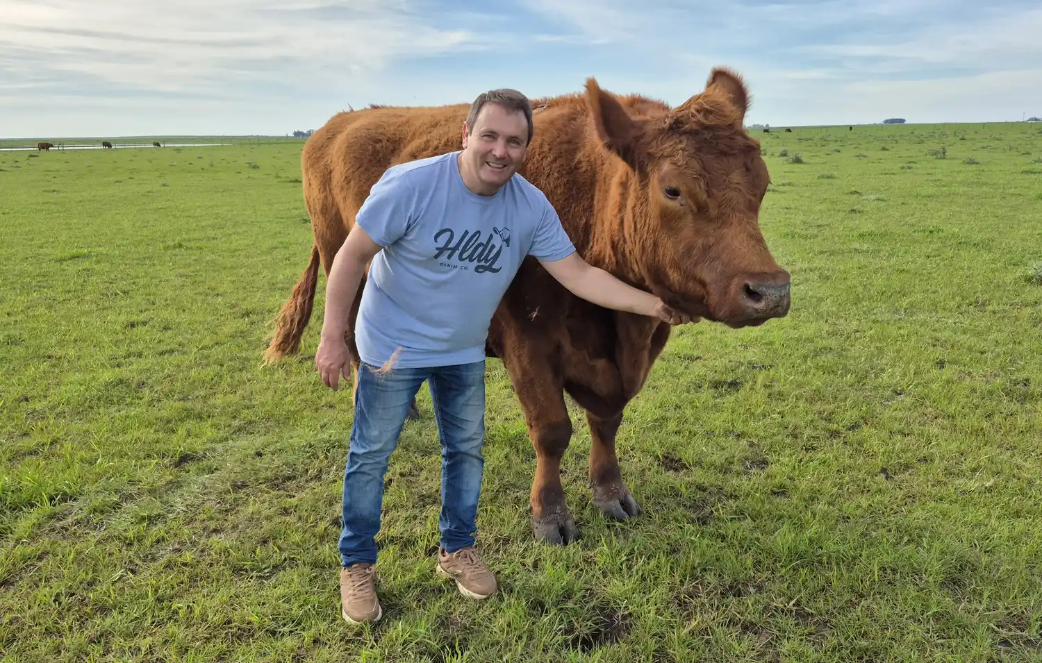 El cabañero junto al gran Boris, el toro castrado de cinco años y 1.200 kilos, que el sancayetanense crió luego del parto en el que murió la madre