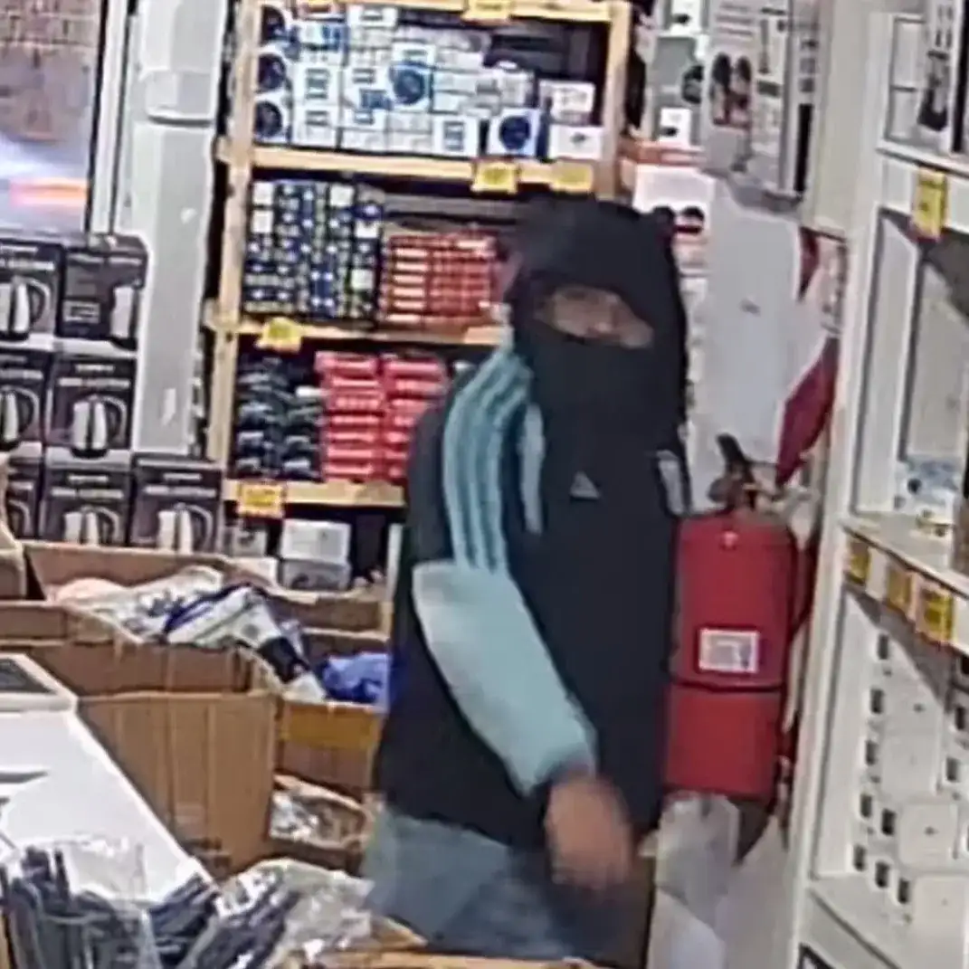 Tres delincuentes asaltaron a mano armada un comercio de Pilar