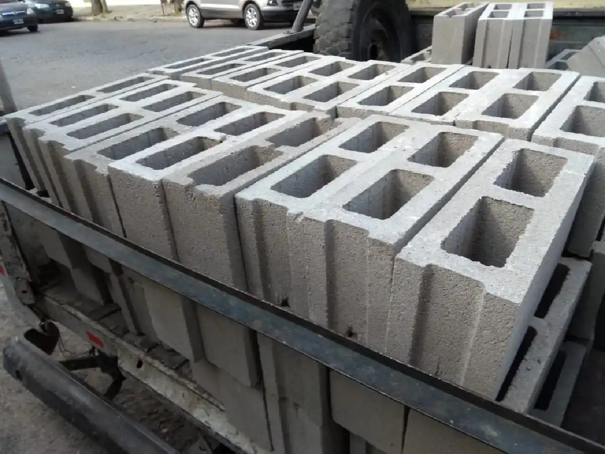 Robaron más de cien ladrillos pero la policía los detuvo y los recuperó 