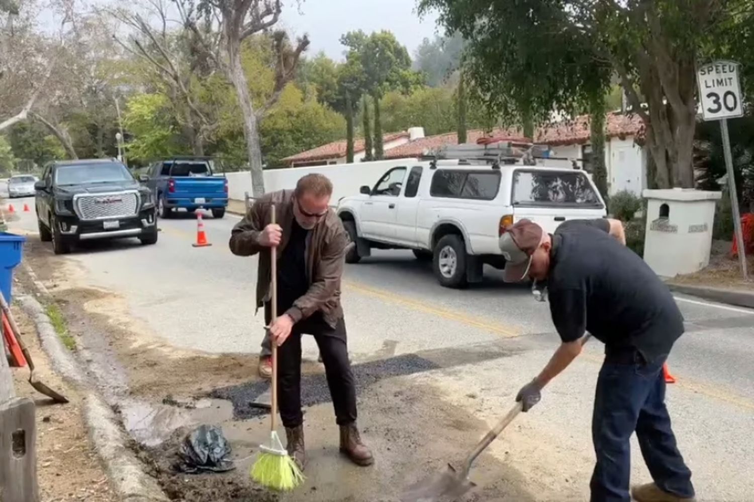 El Terminator de los baches: Arnold Schwarzenegger se hartó y salió a arreglar la calle