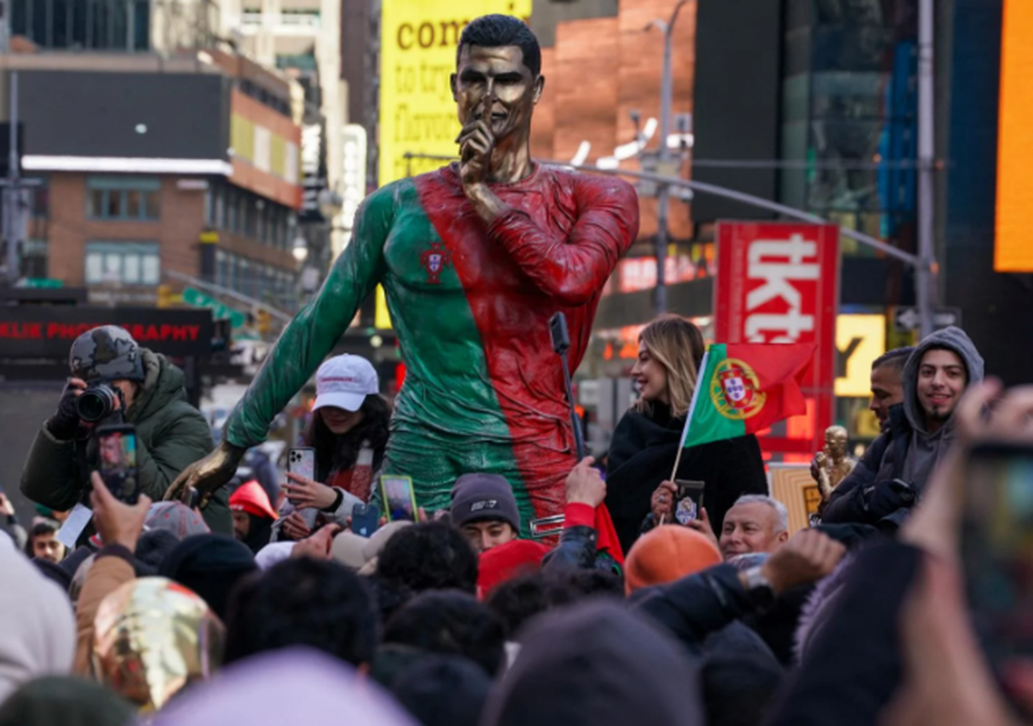 Esta es la escultura de Cristiano Ronaldo en Nueva York