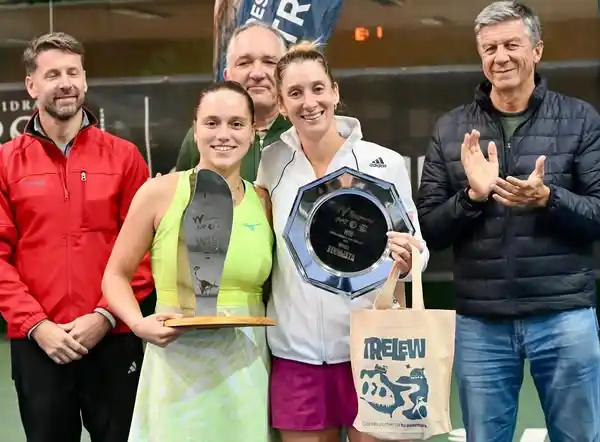 Campeona y subcampeona con sus trofeos. Foto: Prensa Trelew Tennis Club