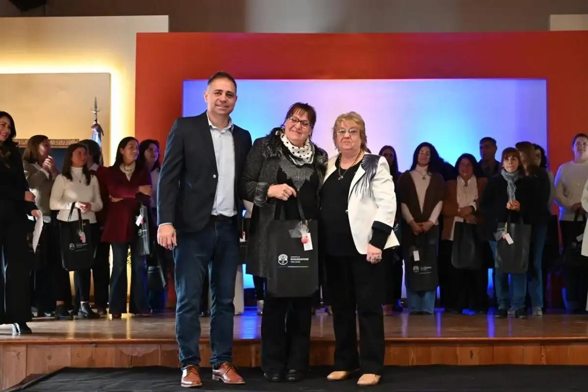 Día del Maestro: reconocieron la trayectoria de docentes jubiladas en un acto oficial en el Centro de Convenciones