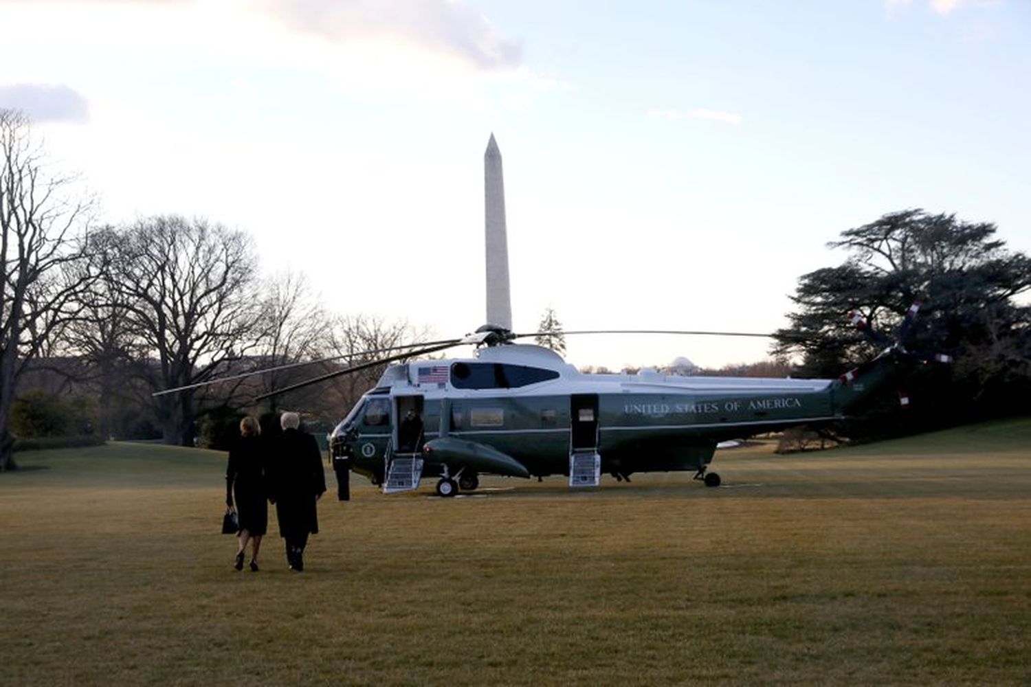 Donald Trump dejó la Casa Blanca y prometió: "Vamos a volver"