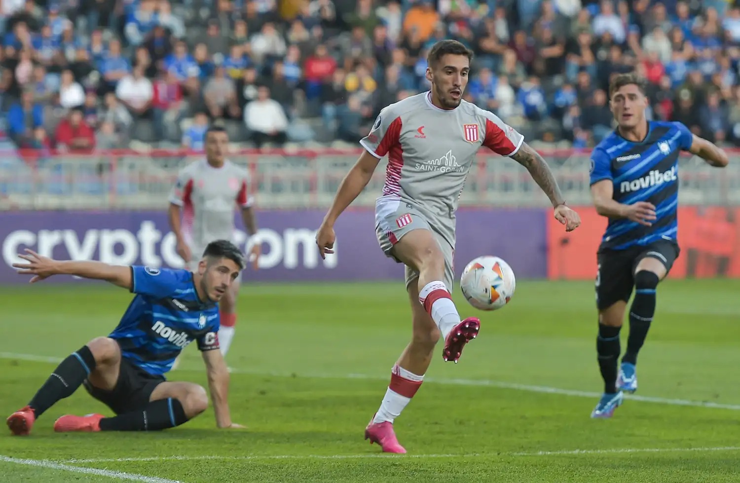 El uruguayo Méndez, durante el partido de Estudiantes en Chile.