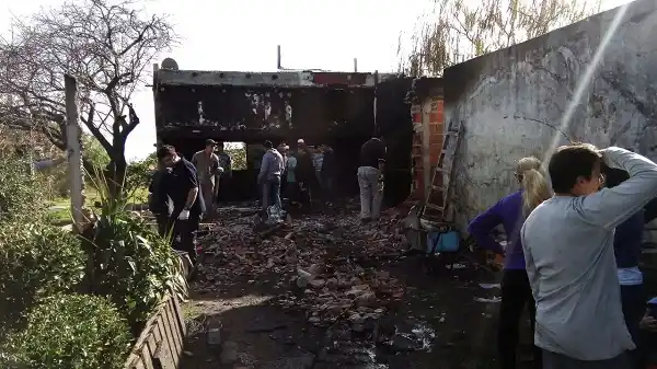 La solidaridad acudió al llamado de una familia que perdió todo