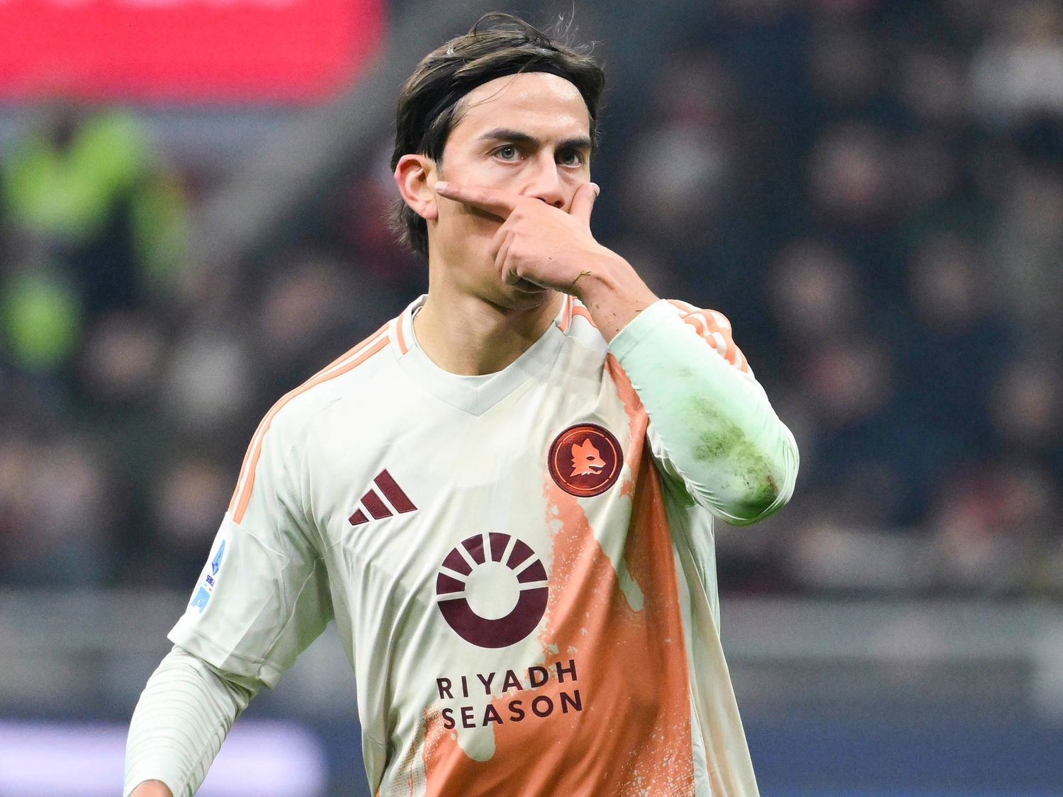Gol de Dybala en el empate de Milan-Roma