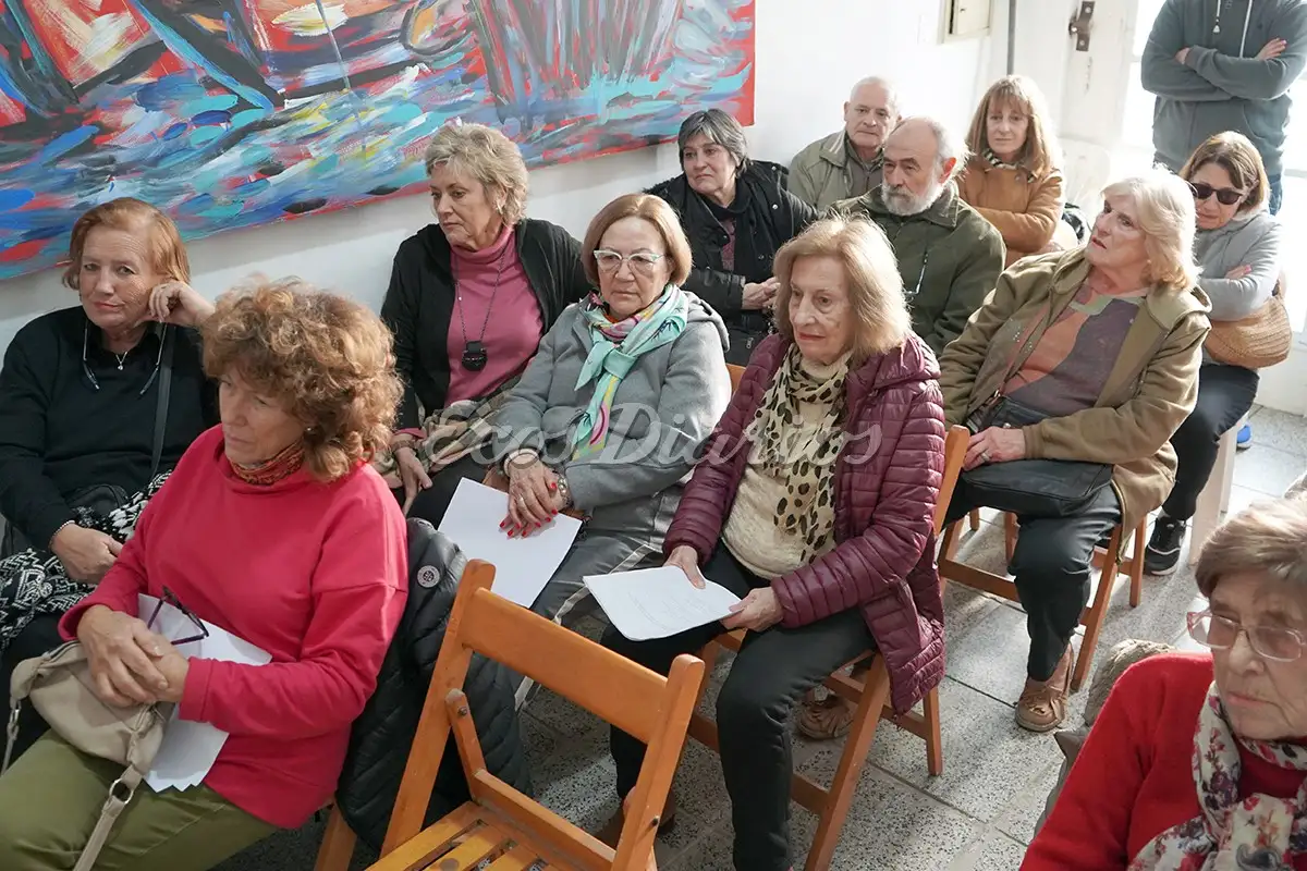 Asambleístas. Escuchaban atentos el temario desarrollado por la presidenta