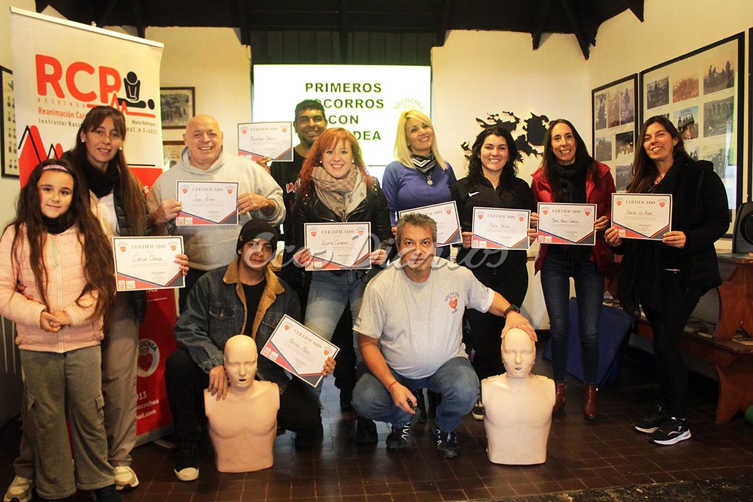 Con los certificados. Asistentes al curso de reanimación cardiopulmonar junto al coordinador