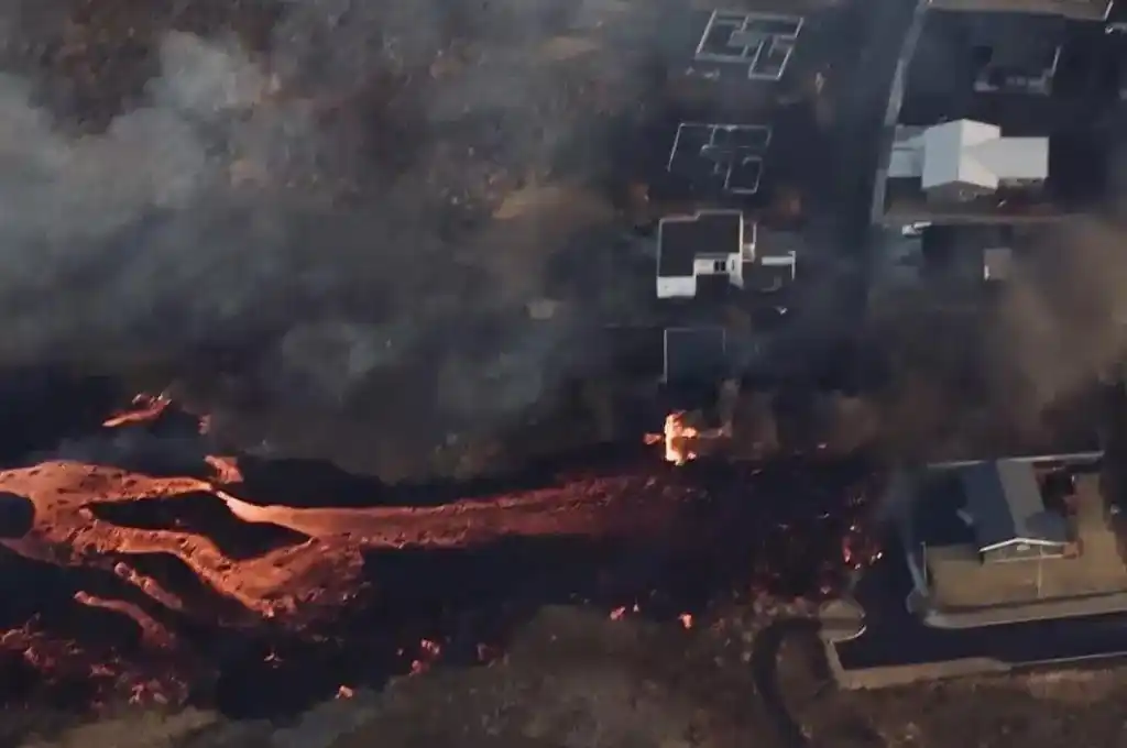 El material incandescente consumió casas a su paso.