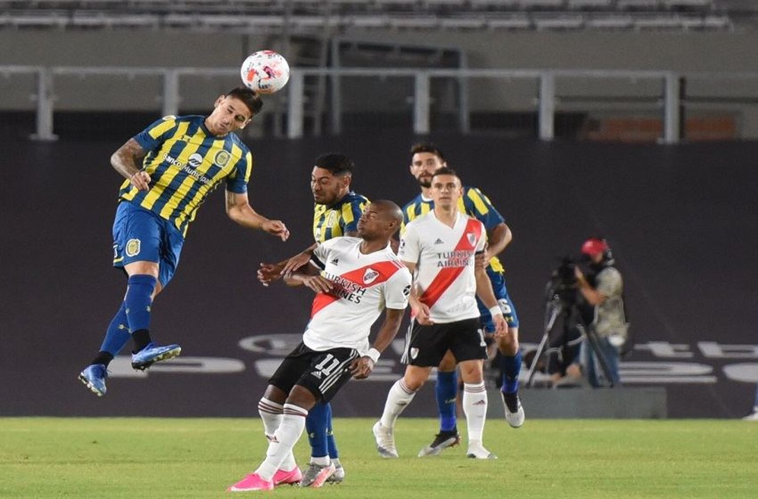 Central tuvo una noche negra y fue goleado por River en el Monumental