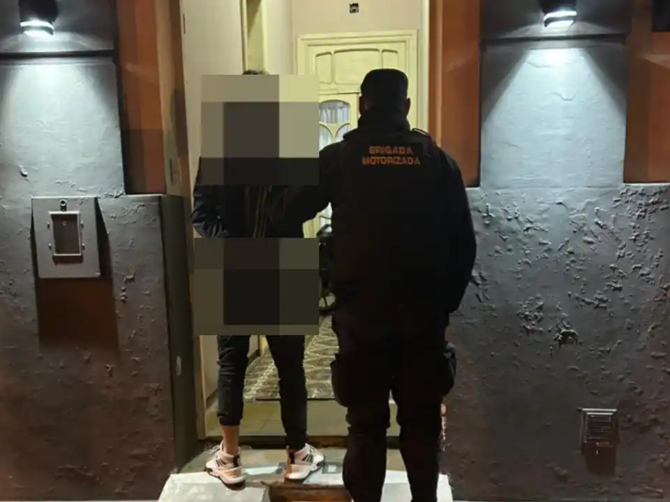 Se encontró con un ladrón dentro de su casa y lo retuvo hasta que llegó la policía