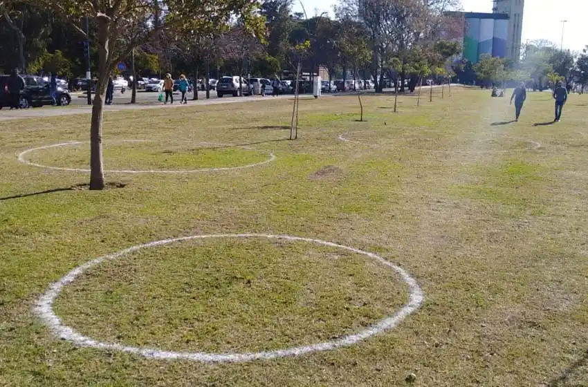 Círculos de distanciamiento en parques: cómo funcionan las nuevas medidas para permanecer en espacios verdes