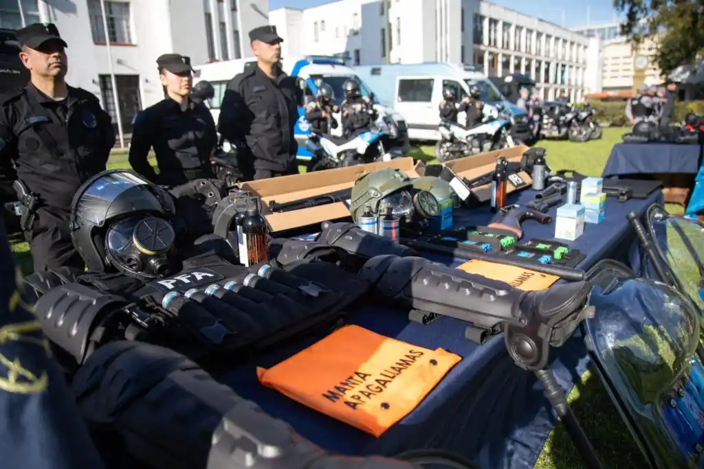 El día previo a la marcha al Congreso, Patricia Bullrich presentó nuevo equipamiento anti disturbios.