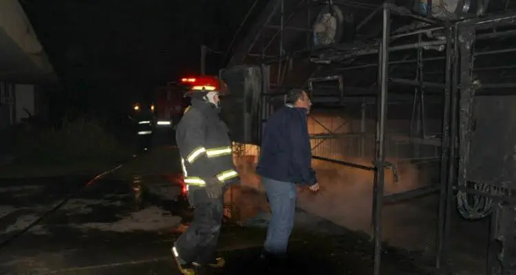 Bomberos sofocó un incendio en invernadero de Inta