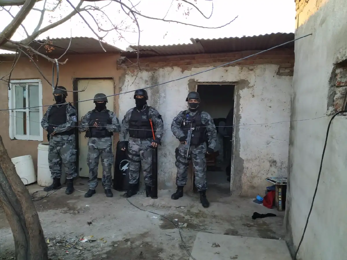 Dos detenidos con pedido de captura en allanamientos en barrio Acapulco