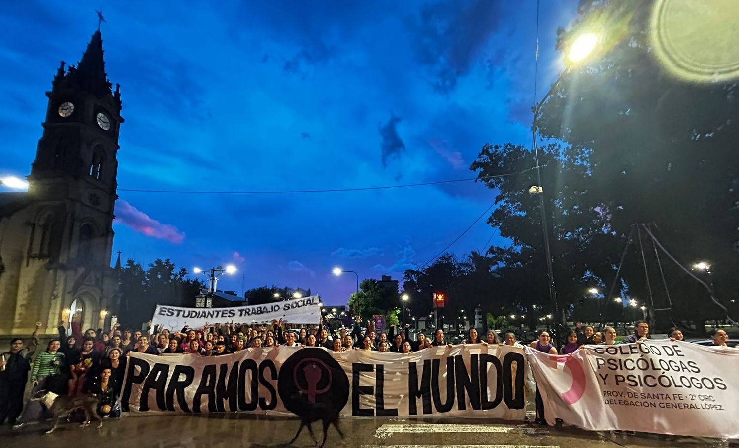 Ciento de mujeres marcharon para ratificar su poder de lucha.