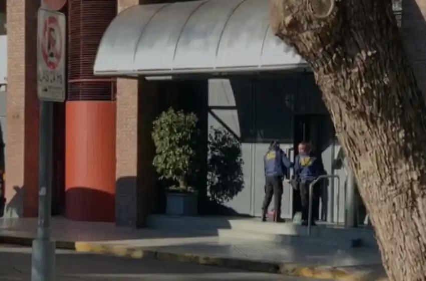 Violento asalto frente al parque España: la despertaron en medio de la madrugada, la ataron y le robaron todo