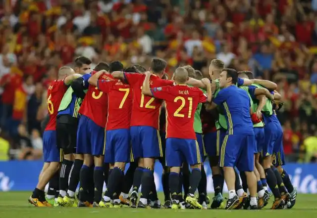 España aplastó a Italia y puso un pie y medio en el Mundial