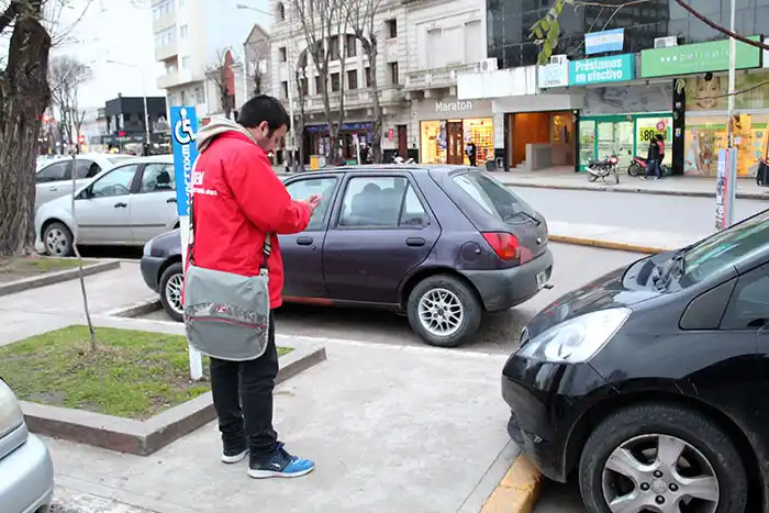 Con quejas, vuelve a funcionar el estacionamiento medido