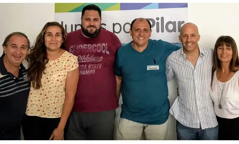 Consejeros escolares de Juntos por el Cambio junto al exintendente Ducoté.