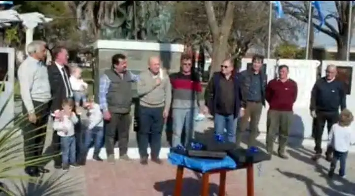 General Galarza: el intendente Menescardi junto a veteranos de Malvinas