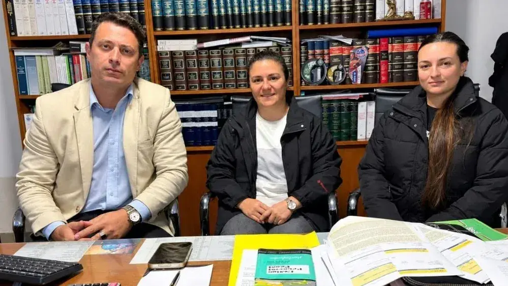 El doctor Langone junto a Romina Lasala y Micaela Oviedo.