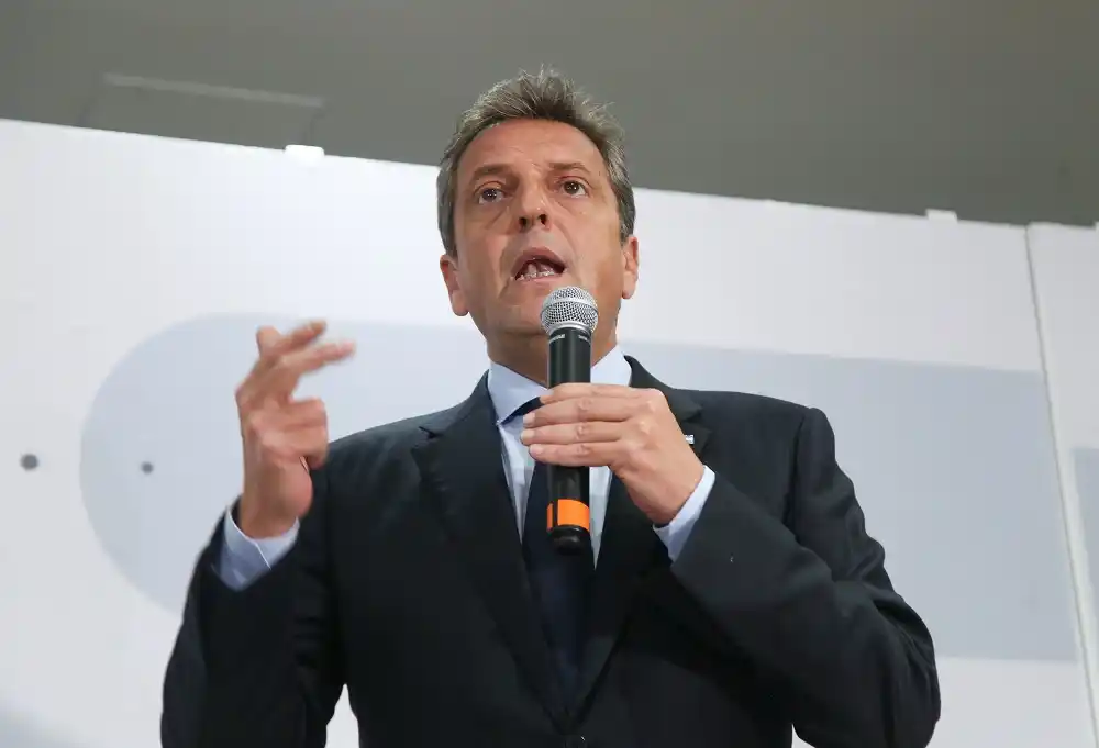Massa criticó a Milei por hacer "pactos" para repartir cargos