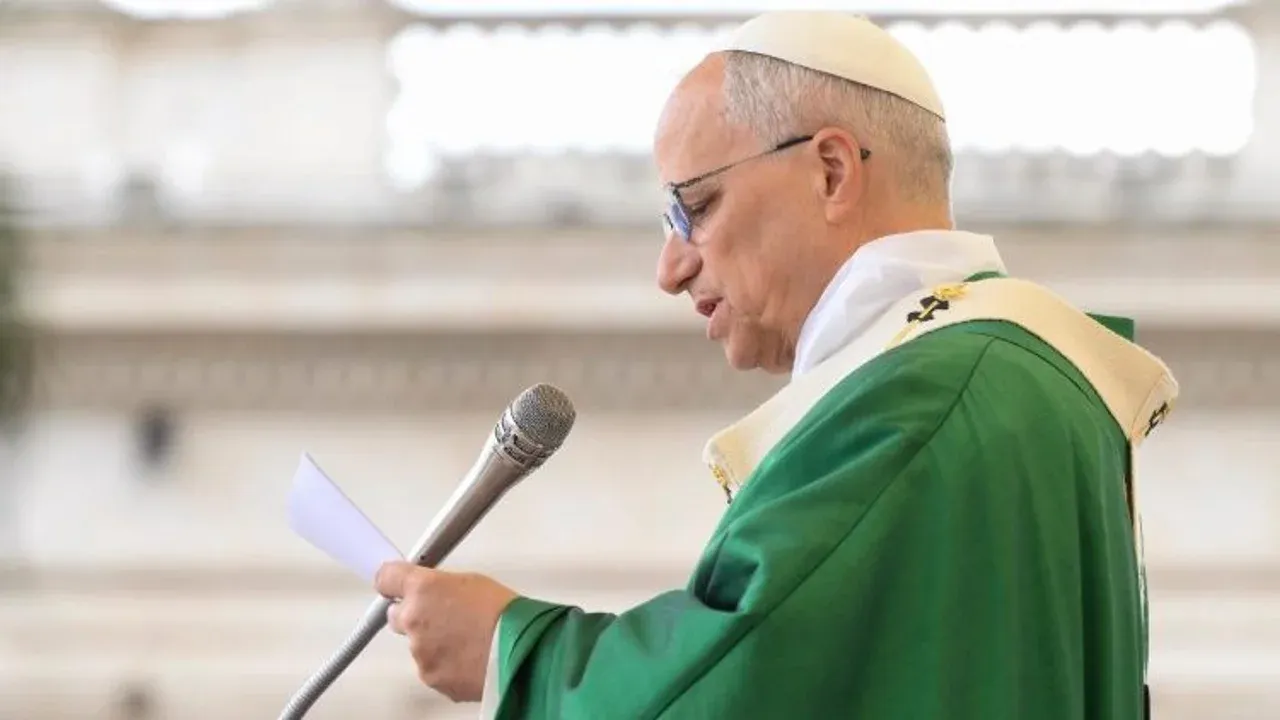 El papa León XIV pidió rezar el rosario todos los días del mes de octubre implorando la paz en el mundo.