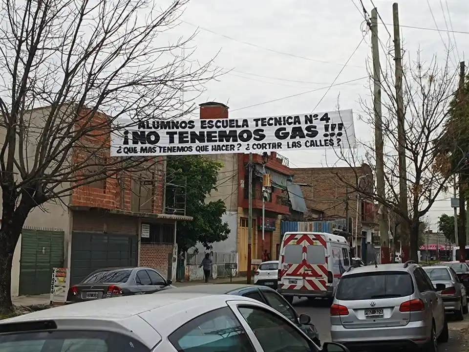 Escuelas sin gas: En Bahía Blanca un secundario no tiene clases hace 3 semanas y en Lanús colgaron un pasacalles como queja