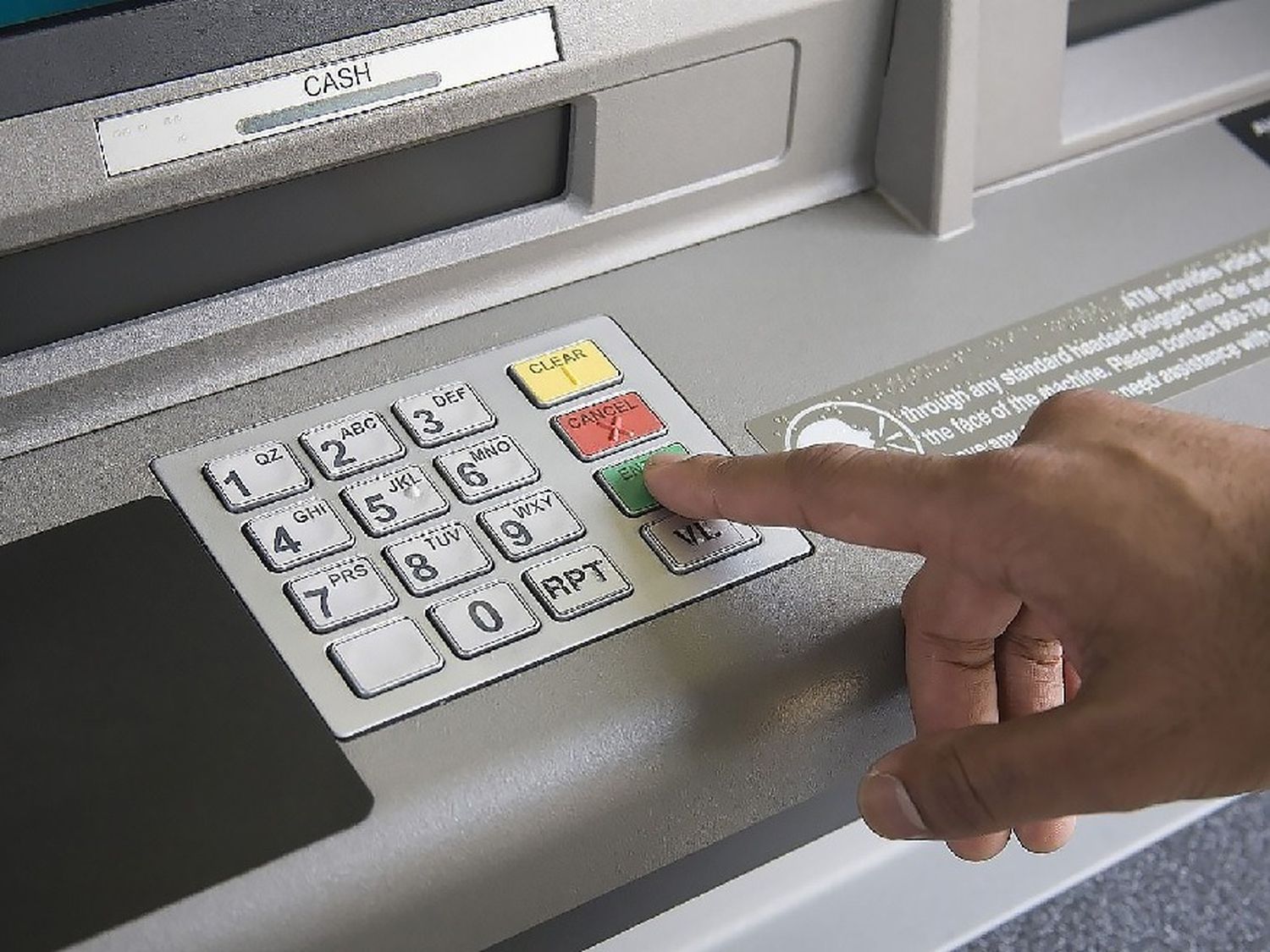 Desde mayo, extraer dinero de un cajero automático puede costar hasta 5.000 pesos