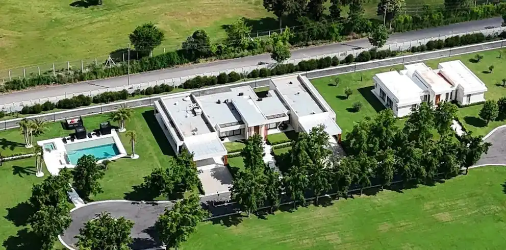 Las fotos de los autos de alta gama que había en un galpón de presuntos testaferros de “Chiqui” Tapia