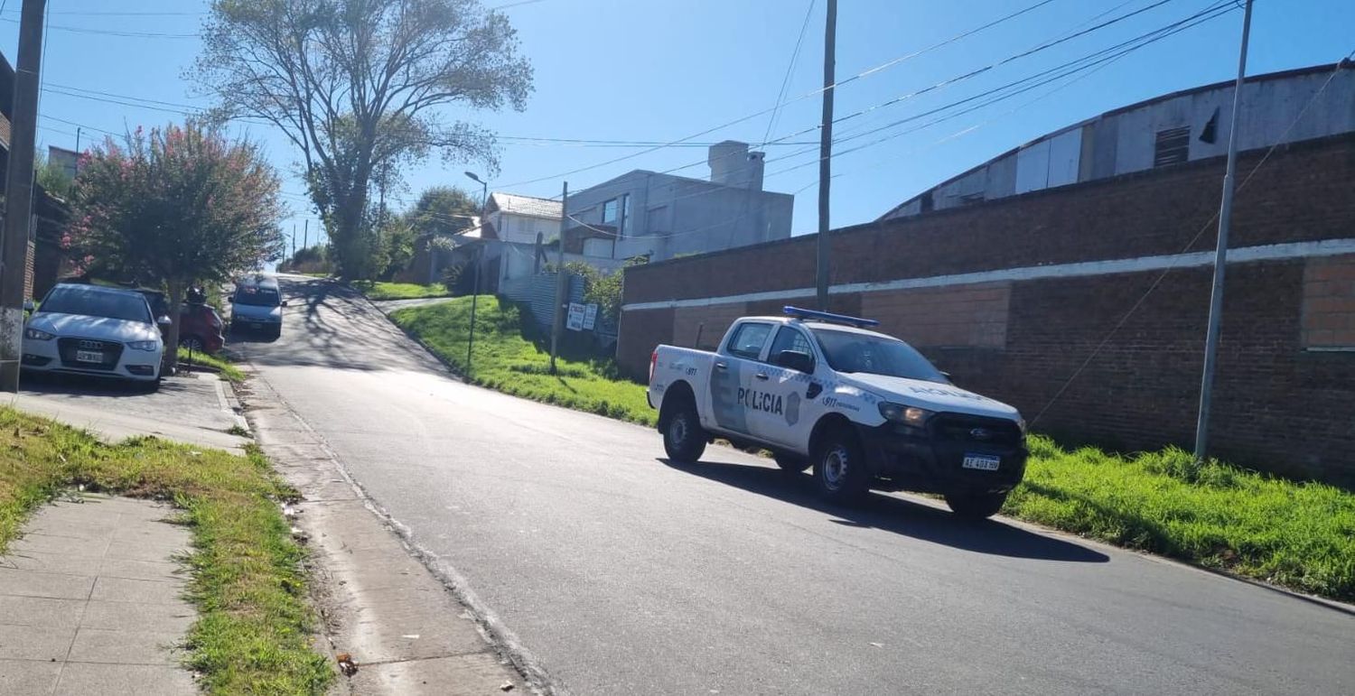 Dos sujetos en una moto amenazaron a un grupo de jóvenes para robarles