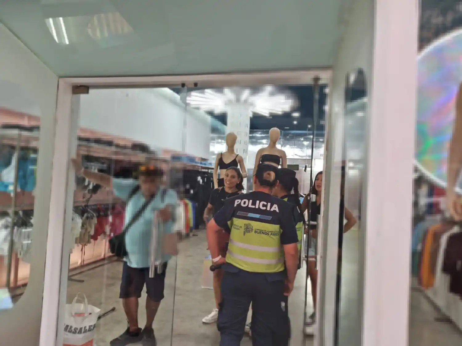 Mechero intentó robar un local de ropa y la comerciante lo encerró