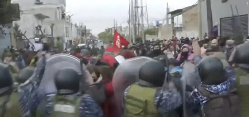 Robo en escuela de Fiorito: Represión policial en protesta de docentes y estudiantes en Lomas de Zamora