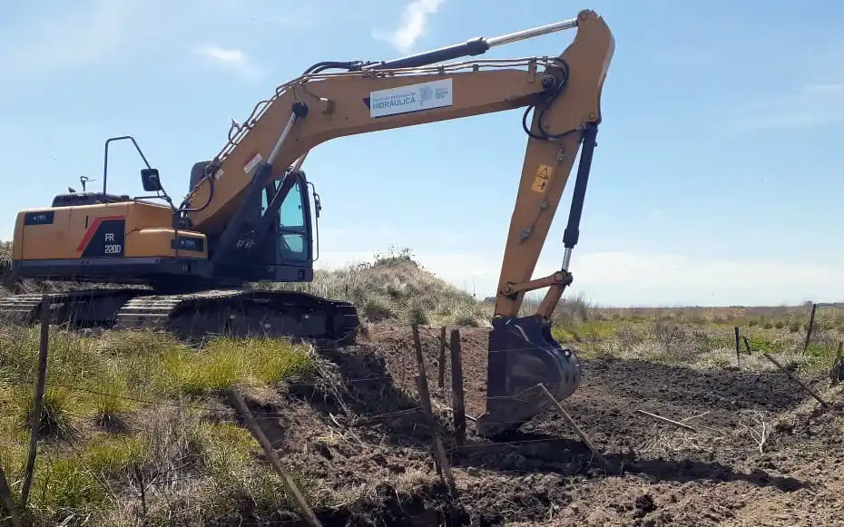 Hacen mantenimiento de cañadón de 20 kilómetros