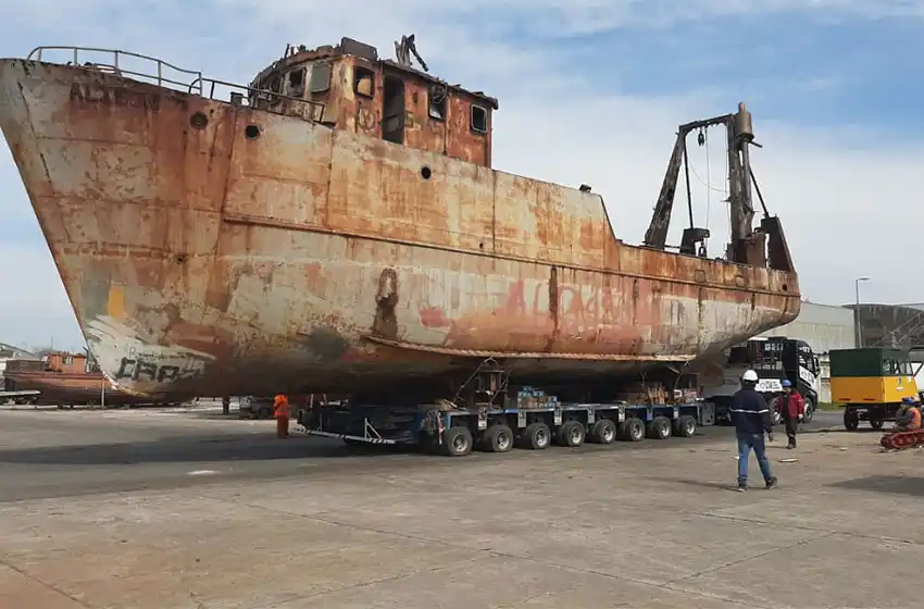 Removieron un buque que estaba inactivo hace 35 años