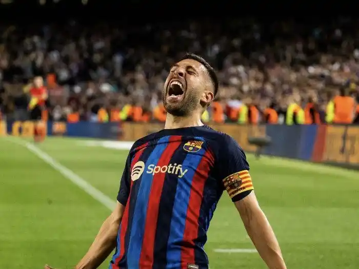 Jordi Alba sigue los pasos de Busquets