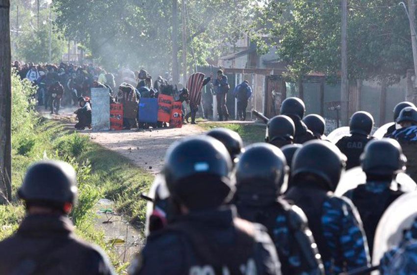 La policía desalojó la toma de Guernica: hubo incidentes y 35 detenidos