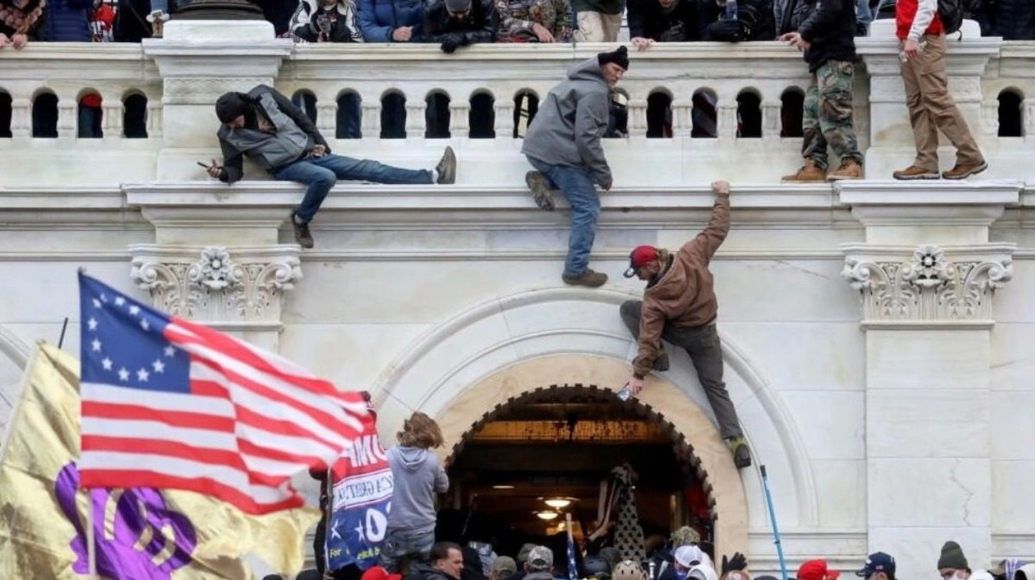 Condenan a 22 años a exlíder de grupo ultraderechista y simpatizante de Trump por asalto al Capitolio